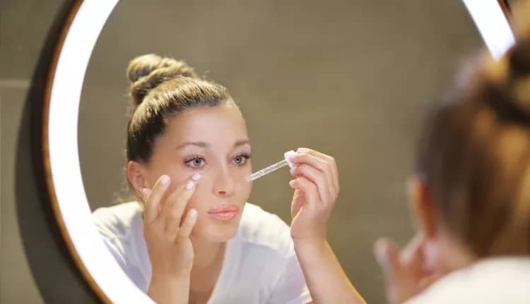 زنی باردار در حال استفاده از محصول مراقبت پوستی